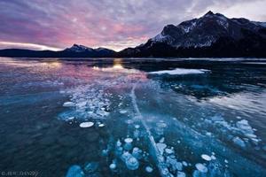 令人嘆為觀止的亞伯拉罕湖冰凍氣泡奇觀!