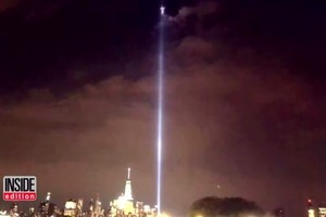震驚！911悼念光柱驚現神秘白色人像！