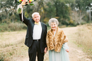 她幫結婚63年的爺奶拍紀念照。當爺爺開始念「我仍然一樣愛你，或許還更愛...」時你就會知道真愛仍然存在！