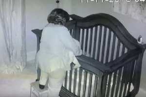 監視器拍到「外婆出現」在寶寶床邊 沒想到「下一秒的畫面…