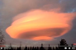 瑞典驚現神秘的火紅飛碟雲
