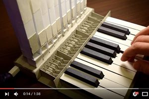 白俄羅斯奇人用紙做風琴還能彈奏