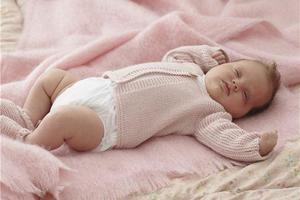 剛出生的嬰兒為喜歡採取「腿似環，兩腳心相對」的「仰睡」姿勢？