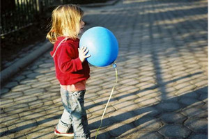 男童用氣球向在天堂的父親寄信：童言童語的話讓撿到信的人都哭了！