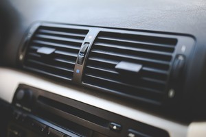 炎炎夏日，你停車時，是先熄火還是先關空調？？做錯後果很嚴重！