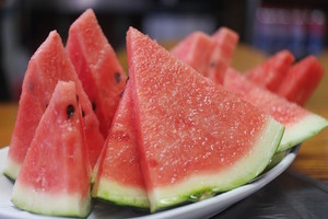 挑西瓜記住〝四看一聽〞! 炎熱的夏天到了，西瓜是解暑的最好水果。