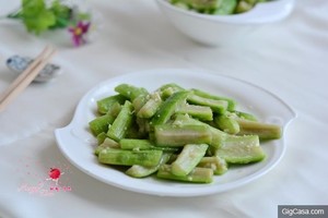 清熱去火防過敏的春季家常小菜，十分鐘搞定蒜茸絲瓜！