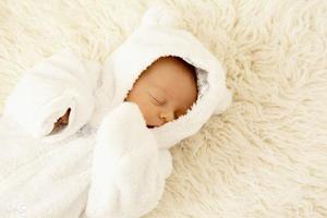 冬季，不要讓寶寶穿成這樣睡覺，不但影響發育，還容易生病！