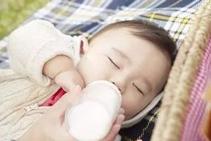 長期喝夜奶的寶寶長不高！怎麼戒掉寶寶吃夜奶的壞習慣？