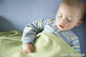 剛洗完澡的孩子不要馬上睡覺，否則會影響他的生長發育寶媽要記住