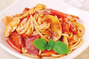 口蘑雞肉培根意麵，配料簡單又美味，吃一口好有滿足感！
