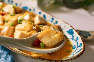 [豆腐魚炖豆腐羹]這魚和豆腐同名，肉質滑嫩鮮美，和豆腐一起燒很家常也很美味