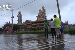 雨下2小時「水淹及腰」　直擊大埤鄉淹水縮時