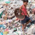 這裡的孩子靠撿塑料垃圾生存，每天工作12小時僅賺30元~