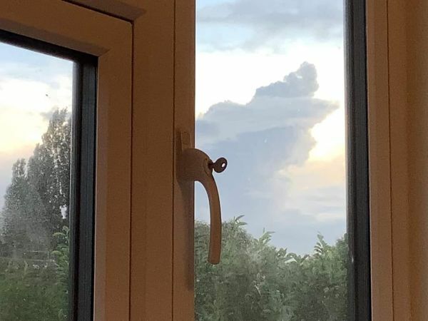 ▲▼英國小鎮的天空上出現類似女王模樣的雲朵。（圖／翻攝自Facebook／Leanne Bethell）