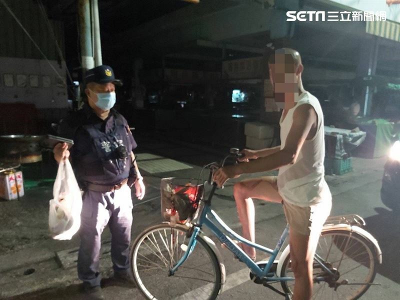 內褲光頭男騎著單車形跡可疑，被警方攔查，最後栽在前方的塑膠袋。（圖／翻攝畫面）