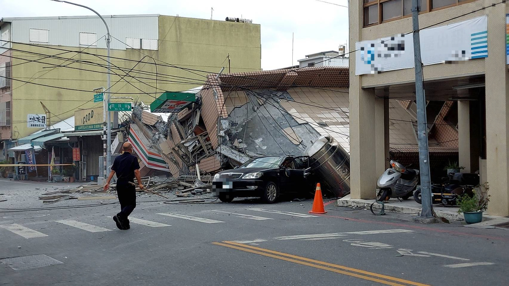 ▲▼超商建築物倒塌，壓到一旁的轎車。（圖／東森新聞）