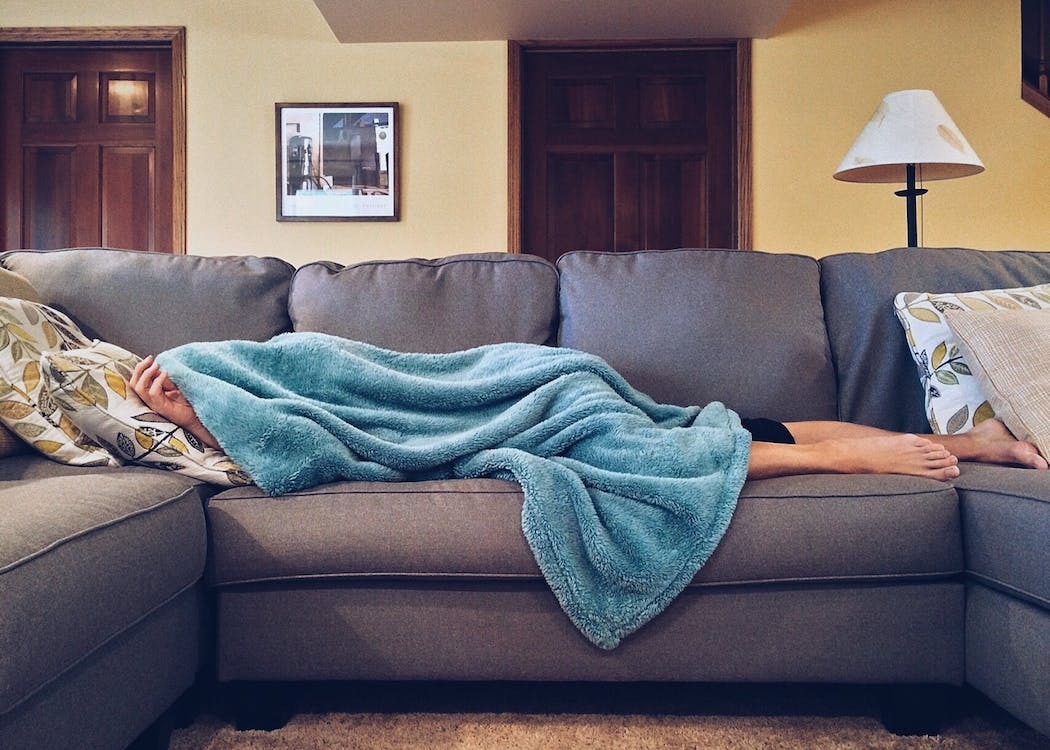 ▼女網友與老公未同睡，老公則是睡在沙發。（示意圖／pexels）