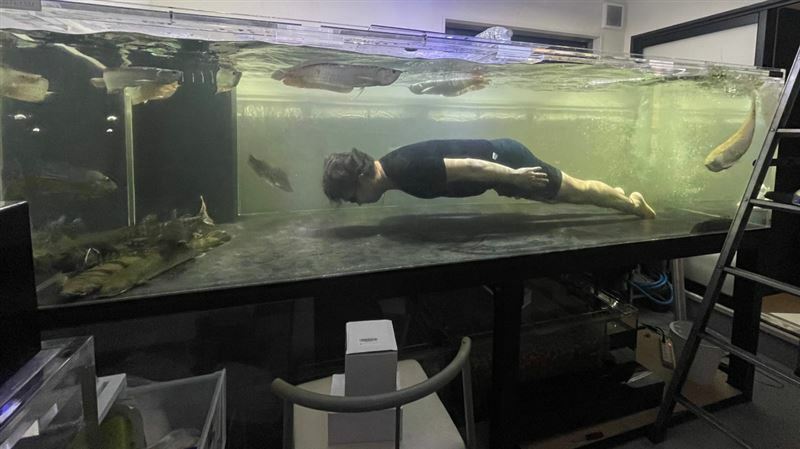 男子藉由泡入魚缸來紓解壓力。（圖／翻攝自@ryukiystyle3推特）