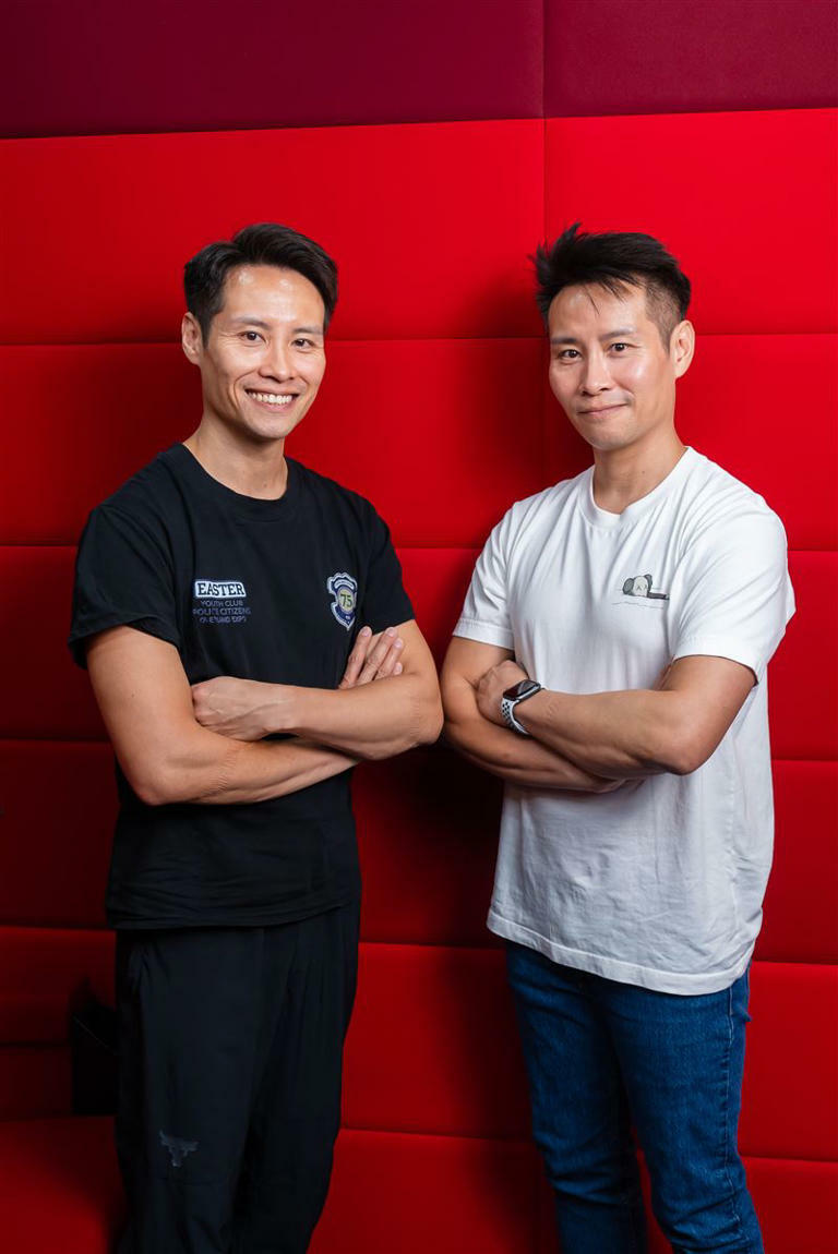 導演梁冠堯(左)和梁冠舜以《武替道》致敬香港動作電影。(圖/華映提供) 導演梁冠堯(左)和梁冠舜以《武替道》致敬香港動作電影。(圖/華映提供)