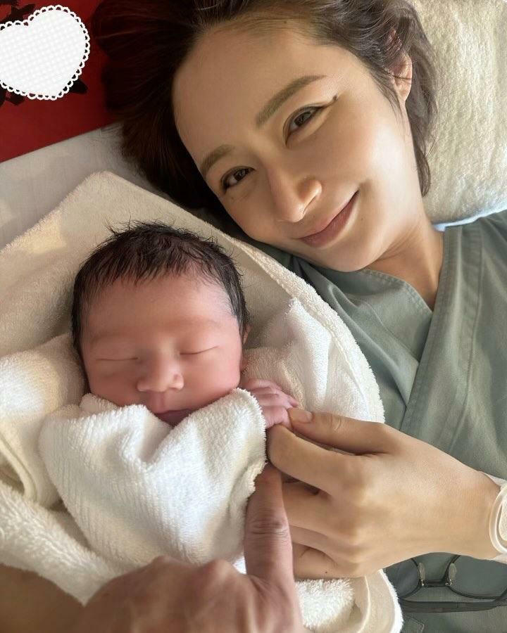 宮崎麗果在9月13日生下第五寶。(圖/翻攝reikamarianna IG) 宮崎麗果在9月13日生下第五寶。(圖/翻攝reikamarianna IG)