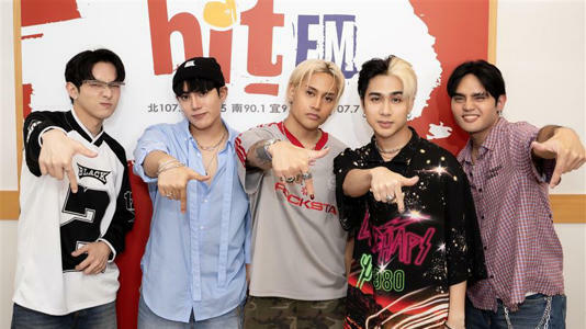 菲律賓天團SB19首訪台灣,颱風夜接地氣品嘗防颱美食。(圖/Hit Fm聯播網) 菲律賓天團SB19首訪台灣,颱風夜接地氣品嘗防颱美食。(圖/Hit Fm聯播網)