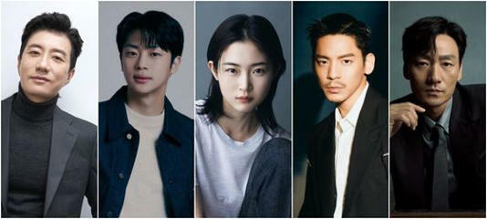 出演演員除了林柏宏(右2)外,還有金明民(左1)、李新英(左2)、朴有林(中)、朴海秀(右1)等人。(圖/翻攝自JTBC) 出演演員除了林柏宏(右2)外,還有金明民(左1)、李新英(左2)、朴有林(中)、朴海秀(右1)等人。(圖/翻攝自JTBC)