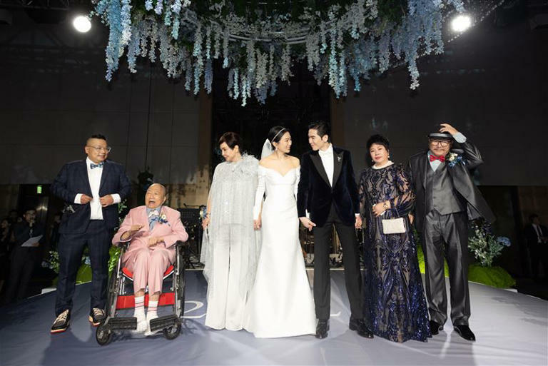 蕭敬騰爸爸日前在婚禮上致詞時,喊話兒子和51歲的媳婦「你們要添丁」。(圖/喜鵲娛樂提供) 蕭敬騰爸爸日前在婚禮上致詞時,喊話兒子和51歲的媳婦「你們要添丁」。(圖/喜鵲娛樂提供)