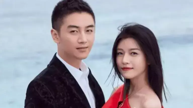 ▲陳妍希(右)與陳曉(左)被爆料農曆年後就會官宣離婚,如今離期限剩不到2個月時間,陳妍希被拍到獨自逛街的身影,手上還戴著婚戒。(圖/翻攝自微博) ▲陳妍希(右)與陳曉(左)被爆料農曆年後就會官宣離婚,如今離期限剩不到2個月時間,陳妍希被拍到獨自逛街的身影,手上還戴著婚戒。(圖/翻攝自微博)