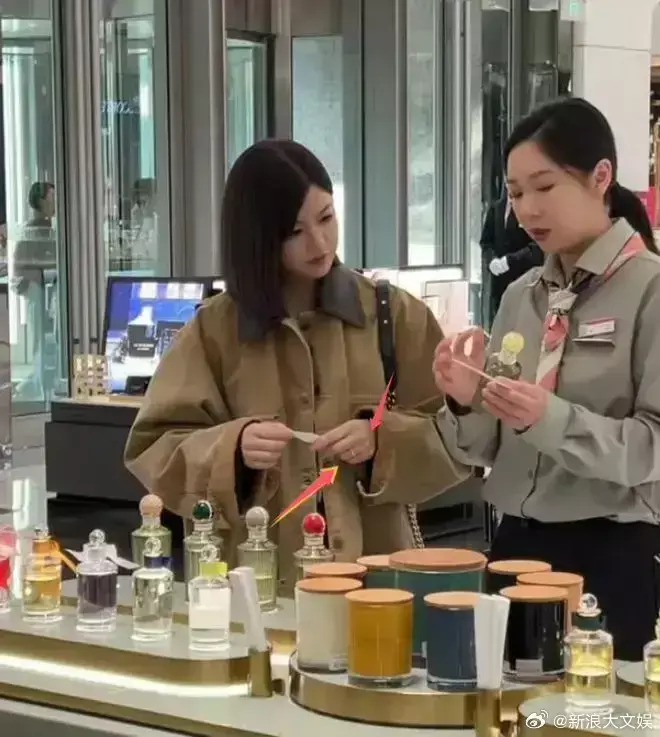 ▲陳妍希(左)頂著俏麗短髮逛街,沒有戴口罩遮掩,手上還戴著婚戒。(圖/翻攝自微博) ▲陳妍希(左)頂著俏麗短髮逛街,沒有戴口罩遮掩,手上還戴著婚戒。(圖/翻攝自微博)