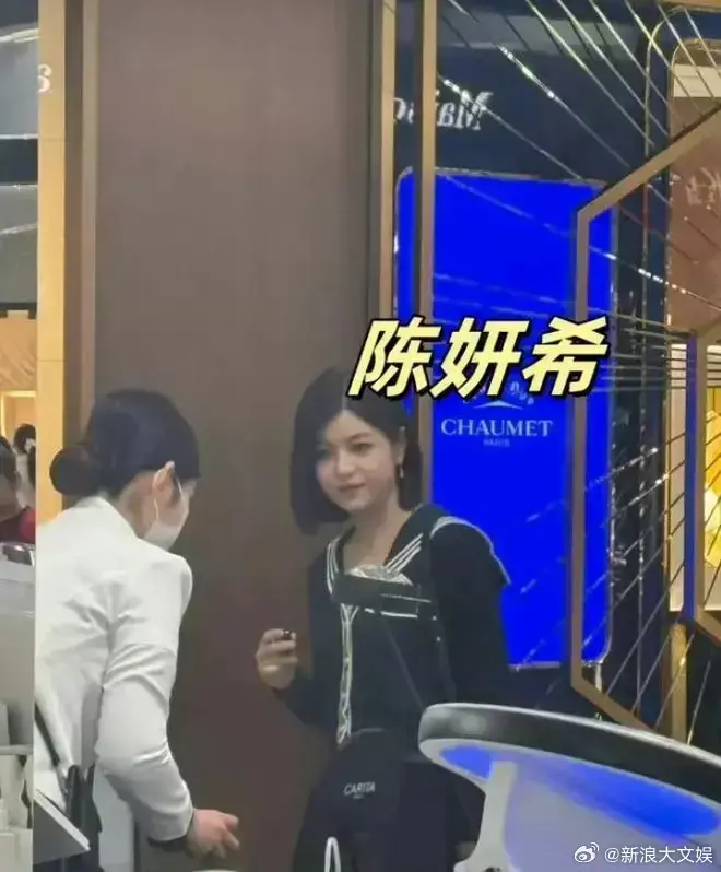 ▲陳妍希(右)雖然獨自逛街,但看起來心情很不錯,包子臉似乎又回來了。(圖/翻攝自微博) ▲陳妍希(右)雖然獨自逛街,但看起來心情很不錯,包子臉似乎又回來了。(圖/翻攝自微博)