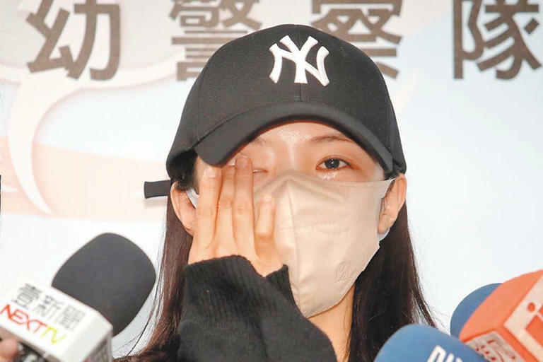 知名韓籍啦啦隊員李多慧昨(10)日因被不明人士跟監騷擾,到新北市警察局報案,受訪時還因委屈傷心落淚,新北市長侯友宜今被問及此事表示,李多慧是萬金石馬拉松代言人,尤其她住在三重,每個人都有保留隱私的權利,不應該受到任何的干擾。(資料照) 知名韓籍啦啦隊員李多慧昨(10)日因被不明人士跟監騷擾,到新北市警察局報案,受訪時還因委屈傷心落淚,新北市長侯友宜今被問及此事表示,李多慧是萬金石馬拉松代言人,尤其她住在三重,每個人都有保留隱私的權利,不應該受到任何的干擾。(資料照)
