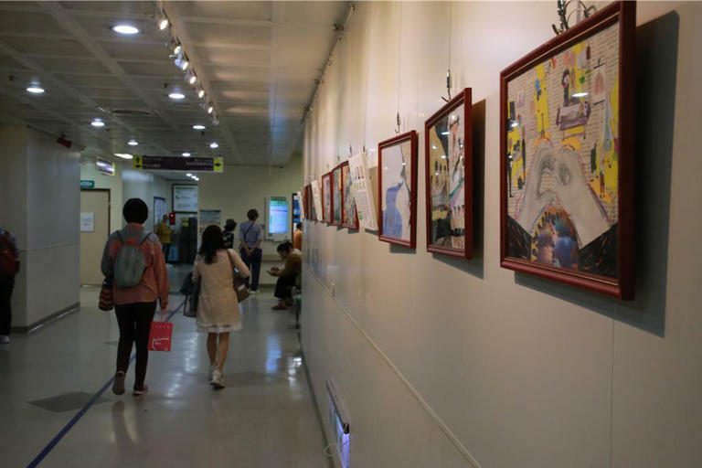 育田基金會在2023年起舉辦拼貼畫展,提供癌友抒發心情的渠道,今年他們將畫展移師到花蓮門諾醫院二樓門診區展出,展期至明年1月10日。(花蓮門諾醫院提供/羅亦晽花蓮傳真) 育田基金會在2023年起舉辦拼貼畫展,提供癌友抒發心情的渠道,今年他們將畫展移師到花蓮門諾醫院二樓門診區展出,展期至明年1月10日。(花蓮門諾醫院提供/羅亦晽花蓮傳真)