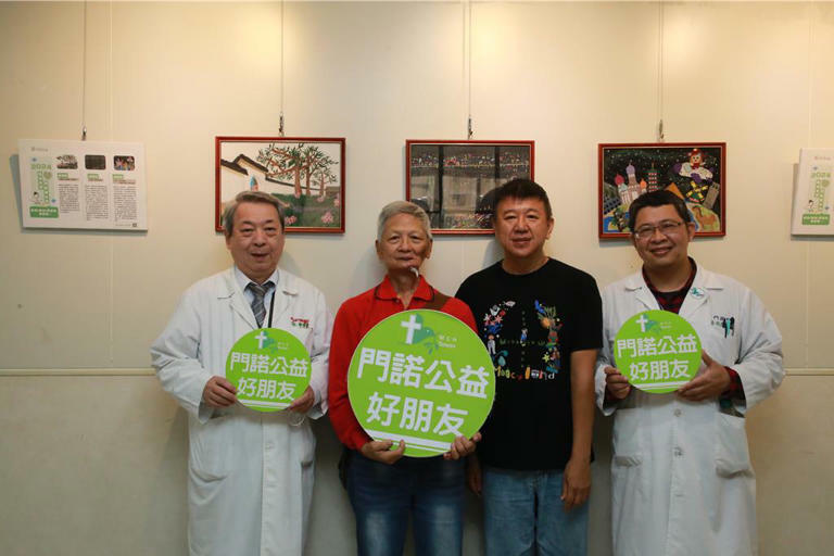 花蓮73歲的張先生(左二)15年前罹患口腔癌,透過拼布創作轉移身體疼痛,近2年參加育田基金會舉辦拼貼畫展連續獲得金獎肯定,得獎作品即日起至明年1月展出在花蓮門諾醫院二樓門診區。(花蓮門諾醫院提供/羅亦晽花蓮傳真) 花蓮73歲的張先生(左二)15年前罹患口腔癌,透過拼布創作轉移身體疼痛,近2年參加育田基金會舉辦拼貼畫展連續獲得金獎肯定,得獎作品即日起至明年1月展出在花蓮門諾醫院二樓門診區。(花蓮門諾醫院提供/羅亦晽花蓮傳真)