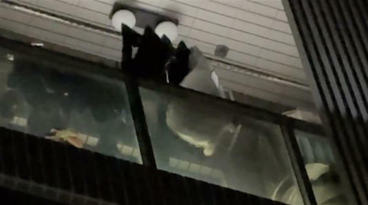 死者房間還掛有衣物,滿滿生活痕跡。(圖/翻攝畫面) 死者房間還掛有衣物,滿滿生活痕跡。(圖/翻攝畫面)