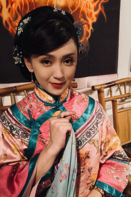 彭曉彤在《戲說台灣–美女的願望》中詮釋紅杏出牆的「細姨」。(圖/翻攝自臉書) 彭曉彤在《戲說台灣–美女的願望》中詮釋紅杏出牆的「細姨」。(圖/翻攝自臉書)