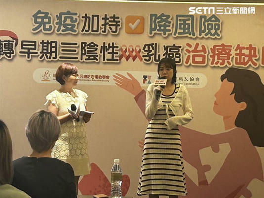 31歲乳癌病友柔柔(右),2年前摸到左側乳房有硬塊,初判為良性腫瘤,進一步接受穿刺檢查,確診為三陰性乳癌。(圖/記者簡浩正攝影) 31歲乳癌病友柔柔(右),2年前摸到左側乳房有硬塊,初判為良性腫瘤,進一步接受穿刺檢查,確診為三陰性乳癌。(圖/記者簡浩正攝影)