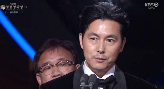 鄭雨盛「私生子爭議」在《青龍獎》上道歉!林知衍「歡呼」→ 惠利「無表情」,引發熱烈討論! 鄭雨盛「私生子爭議」在《青龍獎》上道歉!林知衍「歡呼」→ 惠利「無表情」,引發熱烈討論!