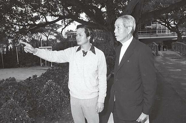 台灣高球國寶謝敏男(左)與父親謝金木(右)在1980年於淡水高球場留影。(本報資料照片) 台灣高球國寶謝敏男(左)與父親謝金木(右)在1980年於淡水高球場留影。(本報資料照片)