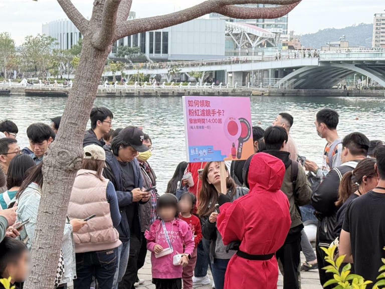 主辦單位安排「粉紅守衛」在現場,吸引民眾目光。(紀爰攝) 主辦單位安排「粉紅守衛」在現場,吸引民眾目光。(紀爰攝)