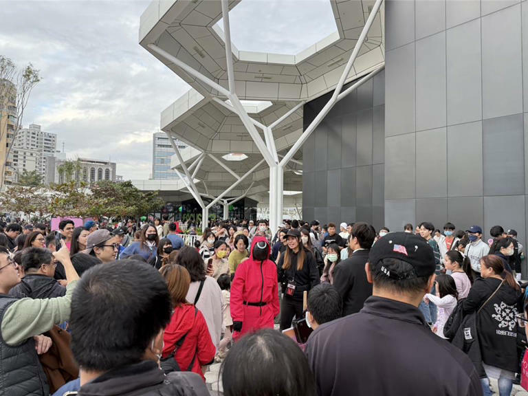不少民眾搶著要與「粉紅守衛」合照,不過有民眾抱怨「一直有人插隊」。(紀爰攝) 不少民眾搶著要與「粉紅守衛」合照,不過有民眾抱怨「一直有人插隊」。(紀爰攝)