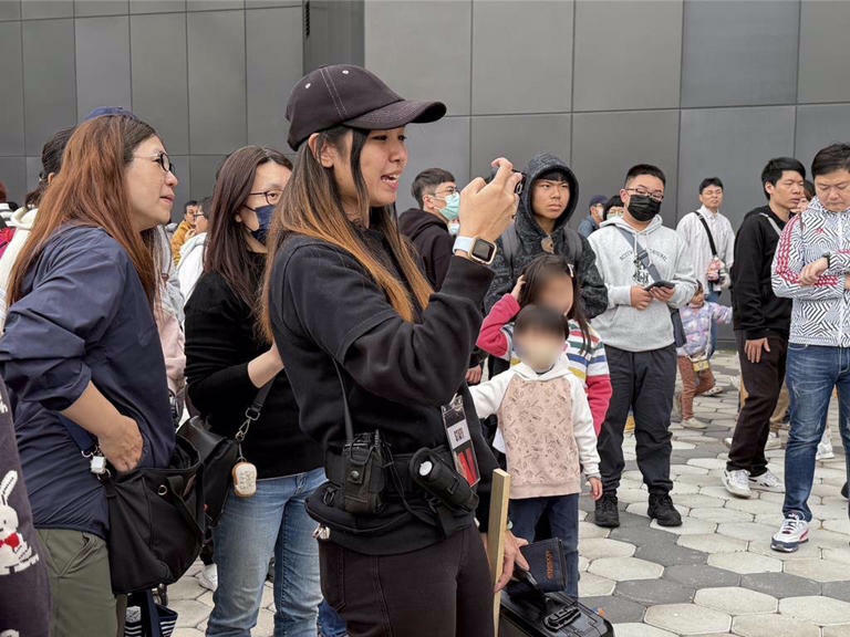 主辦單位工作人員,除了在現場辛苦靠著大喊維持秩序,還得協助幫民眾拍照。(紀爰攝) 主辦單位工作人員,除了在現場辛苦靠著大喊維持秩序,還得協助幫民眾拍照。(紀爰攝)