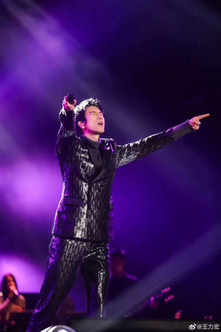 王力宏在中國汕頭音樂節演出時,宣布將開啟全新的個人巡迴演唱會。(圖/翻攝自微博) 王力宏在中國汕頭音樂節演出時,宣布將開啟全新的個人巡迴演唱會。(圖/翻攝自微博)