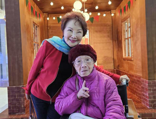 「蘋果花歌后」楊燕(圖左)近日返台透露103歲母親近況。(楊燕提供) 「蘋果花歌后」楊燕(圖左)近日返台透露103歲母親近況。(楊燕提供)