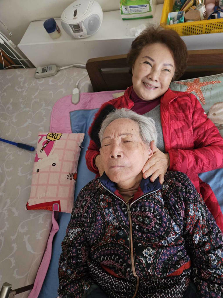 楊燕(圖中紅衣者)和母親的感情相當不錯。(楊燕提供) 楊燕(圖中紅衣者)和母親的感情相當不錯。(楊燕提供)