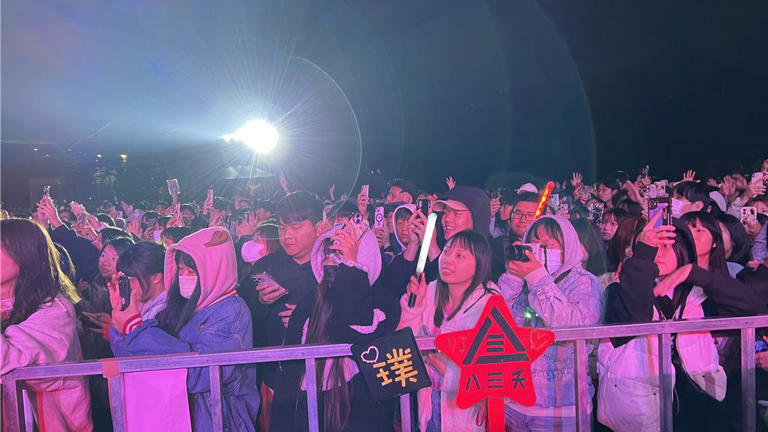 台南市政府28日在新營區舉辦耶誕跨年系列第2場活動「南瀛草地音樂會」,流行歌手、樂團晚間6點接力開唱,台下氣氛High到爆。(張毓翎攝) 台南市政府28日在新營區舉辦耶誕跨年系列第2場活動「南瀛草地音樂會」,流行歌手、樂團晚間6點接力開唱,台下氣氛High到爆。(張毓翎攝)