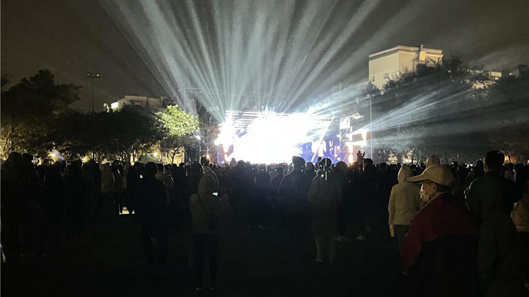 台南市政府28日在新營區舉辦耶誕跨年系列第2場活動「南瀛草地音樂會」,主辦單位宣稱現場湧入5萬人。(張毓翎攝) 台南市政府28日在新營區舉辦耶誕跨年系列第2場活動「南瀛草地音樂會」,主辦單位宣稱現場湧入5萬人。(張毓翎攝)