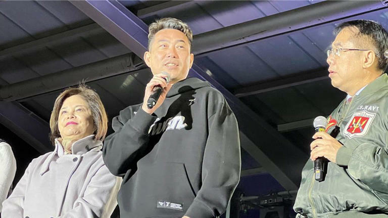 台南市長黃偉哲(右)晚間9點偕人稱「餅總」的12強冠軍隊投手教練林岳平(中)上台向民眾致意。(張毓翎攝) 台南市長黃偉哲(右)晚間9點偕人稱「餅總」的12強冠軍隊投手教練林岳平(中)上台向民眾致意。(張毓翎攝)