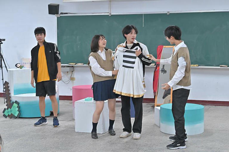 臺南大學戲劇系《2.5次元的他》結合角色扮演、情境模擬與故事敘述,讓國中生透過具體情境理解性別角色與平等問題(攝影者:劉人豪) 臺南大學戲劇系《2.5次元的他》結合角色扮演、情境模擬與故事敘述,讓國中生透過具體情境理解性別角色與平等問題(攝影者:劉人豪)