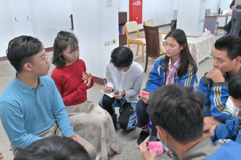 南大戲劇系透過「坐針氈」(Hot-seating)方式,觀眾可與劇中角色深入對談(攝影者:劉人豪) 南大戲劇系透過「坐針氈」(Hot-seating)方式,觀眾可與劇中角色深入對談(攝影者:劉人豪)